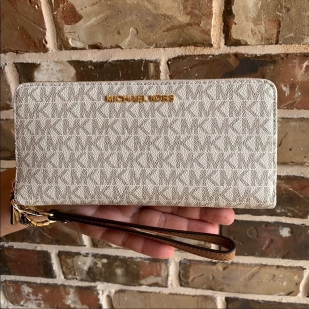 NEW Michael Kors Travel Continental Wallet